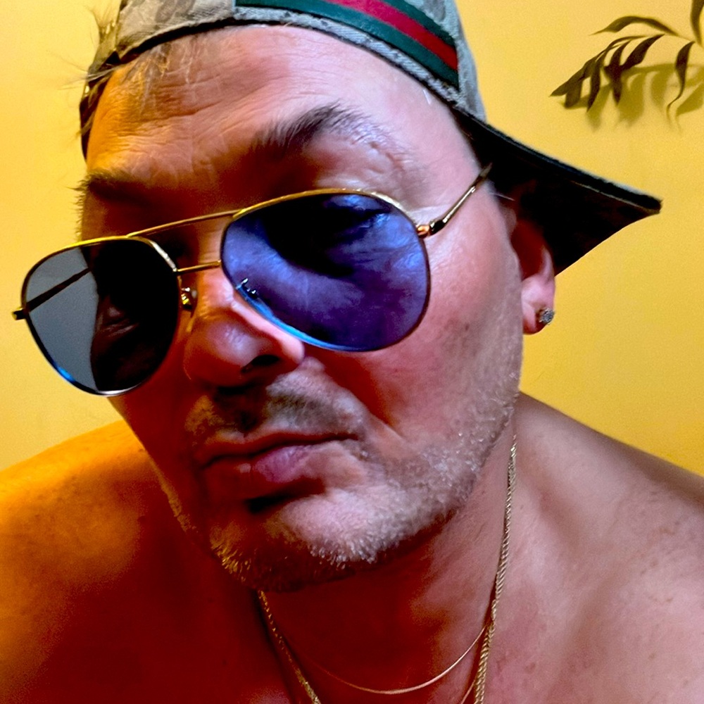 Gucci Mens glasses or ladies gold frame and blue lens like new hardly been worn